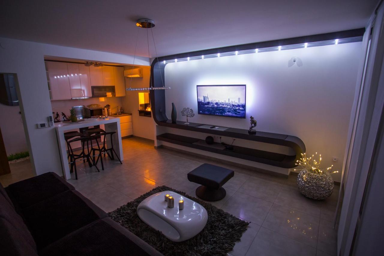 Apartment Plaza ----Wallbox 11Kw 16A ----- Private Spa- Jacuzzi, Infrared Sauna, Luxury Massage Chair, Parking, Entry With Pin 0 - 24H, Free Cancellation 24 Hours Before Check In Slavonski Brod Exterior foto